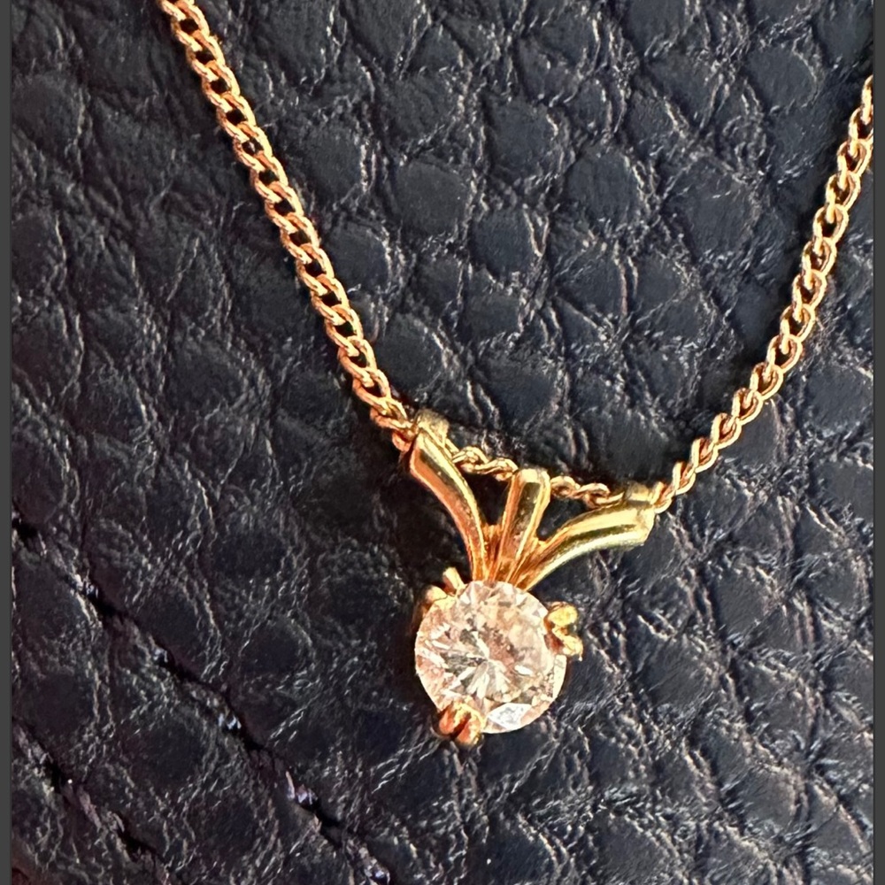 Elegant Gold Necklace with Diamond Pendant
